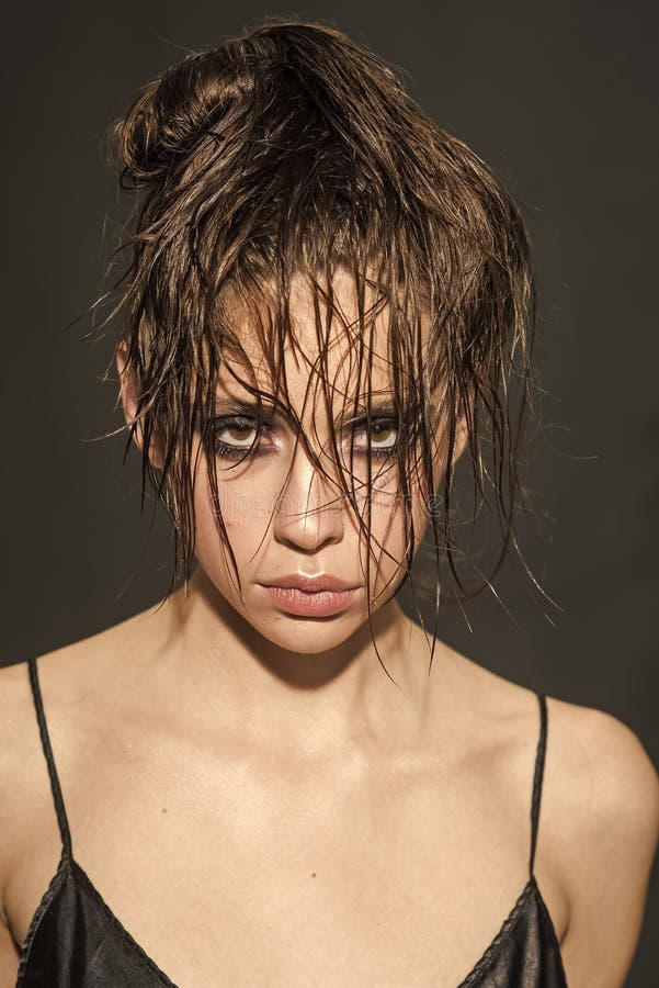 Menina moreno com cabelo longo e molhado Modelo bonito com penteado Menina da cara para a capa de revista Retrato da cara da meni fotos de stock Menina moreno com cabelo longo e molhado Modelo bonito com penteado Menina da cara para a capa de revista Retrato da cara da meni fotos de stock