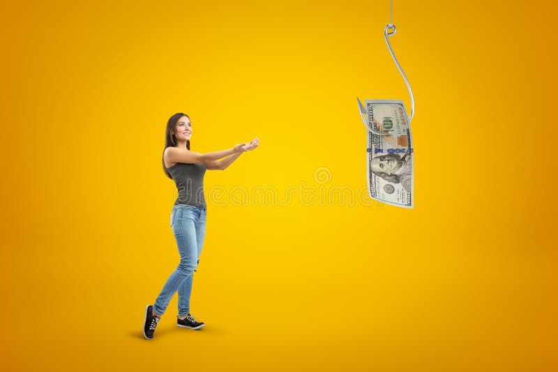 Menina moreno nova que veste calças de brim ocasionais e o t-shirt que guardam para fora suas mãos ao dólar do dinheiro no gancho fotos de stock Menina moreno nova que veste calças de brim ocasionais e o t-shirt que guardam para fora suas mãos ao dólar do dinheiro no gancho fotos de stock