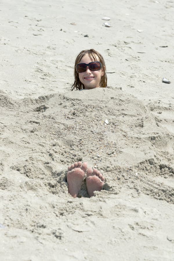 Jogo Engraçado Da Menina Enterrado Em óculos De Sol De Sorriso Da Areia Da  Praia Foto de Stock - Imagem de sunglasses, ensolarado: 35454010