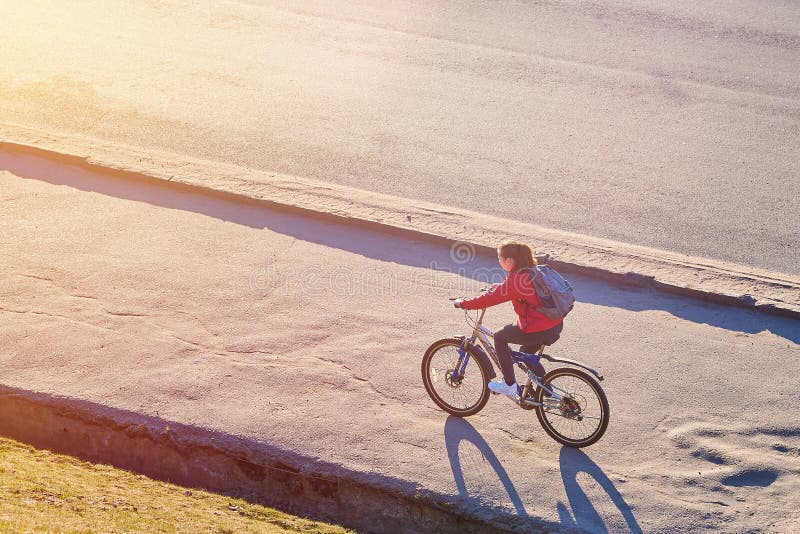 Menina na bicicleta fotografia de stock Menina na bicicleta fotografia de stock