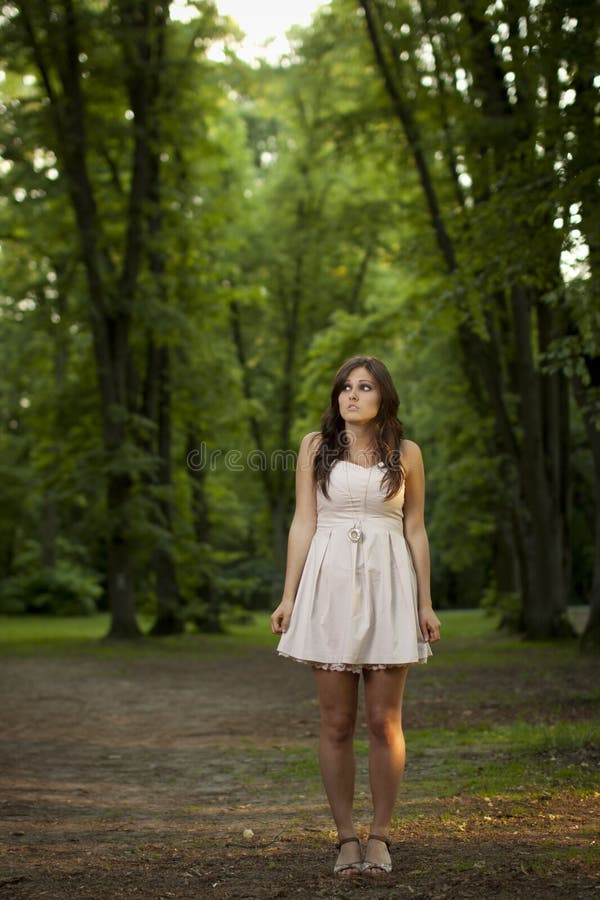 Menina na floresta assustador imagens de stock Menina na floresta assustador imagens de stock