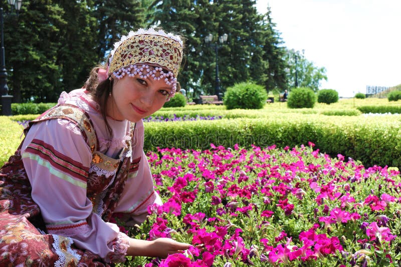 Menina na grinalda das flores e na roupa tradicional foto de stock Menina na grinalda das flores e na roupa tradicional foto de stock