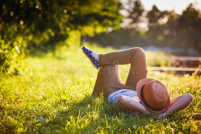 Menina na moda do moderno que relaxa imagens de stock Menina na moda do moderno que relaxa imagens de stock