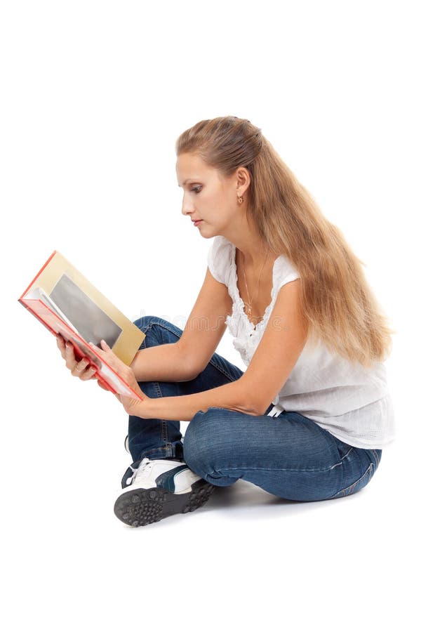 Menina na posição de lótus para ler o livro imagem de stock Menina na posição de lótus para ler o livro imagem de stock