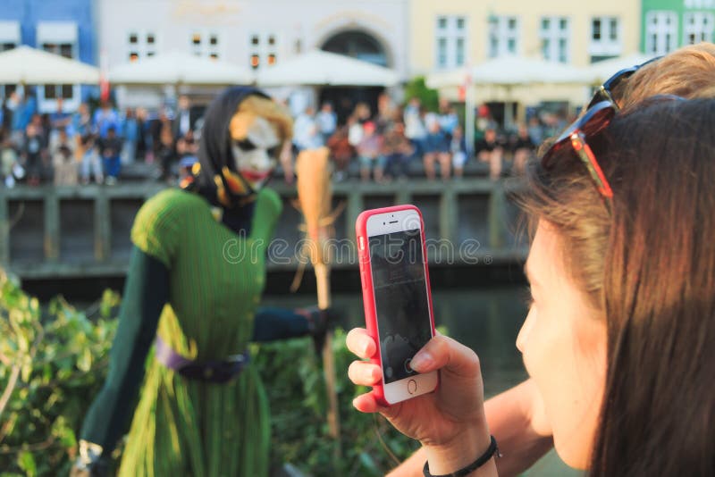 A menina na véspera de Saint John no porto de Nyhavn é fotografar qual antes de queimar para baixo fotos de stock A menina na véspera de Saint John no porto de Nyhavn é fotografar qual antes de queimar para baixo fotos de stock