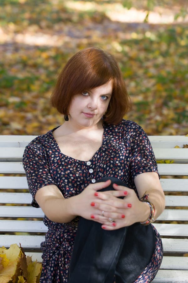 Menina no banco imagens de stock royalty free