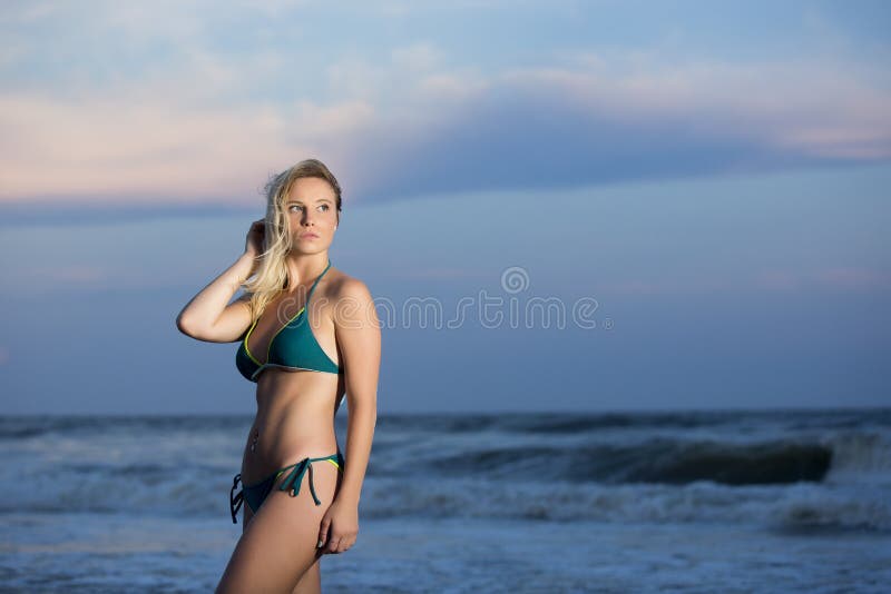Menina no biquini azul na praia imagens de stock Menina no biquini azul na praia imagens de stock