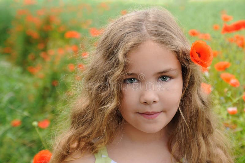 Menina no campo da papoila fotos de stock royalty free Menina no campo da papoila fotos de stock royalty free