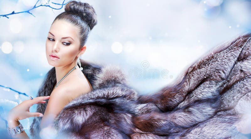 Menina no casaco de pele luxuoso fotografia de stock Menina no casaco de pele luxuoso fotografia de stock
