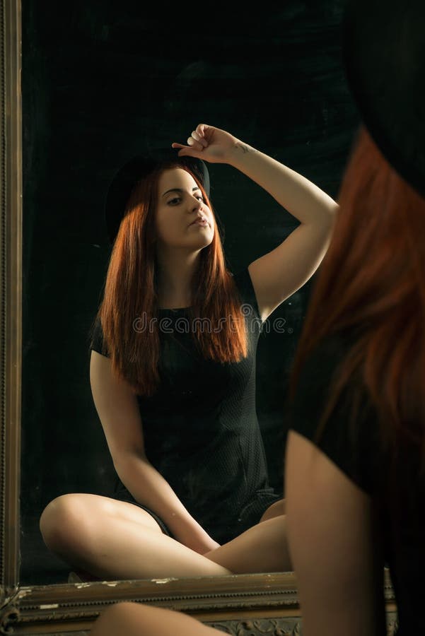 Menina no espelho foto de stock. Imagem de retrato, cabelo - 91140366