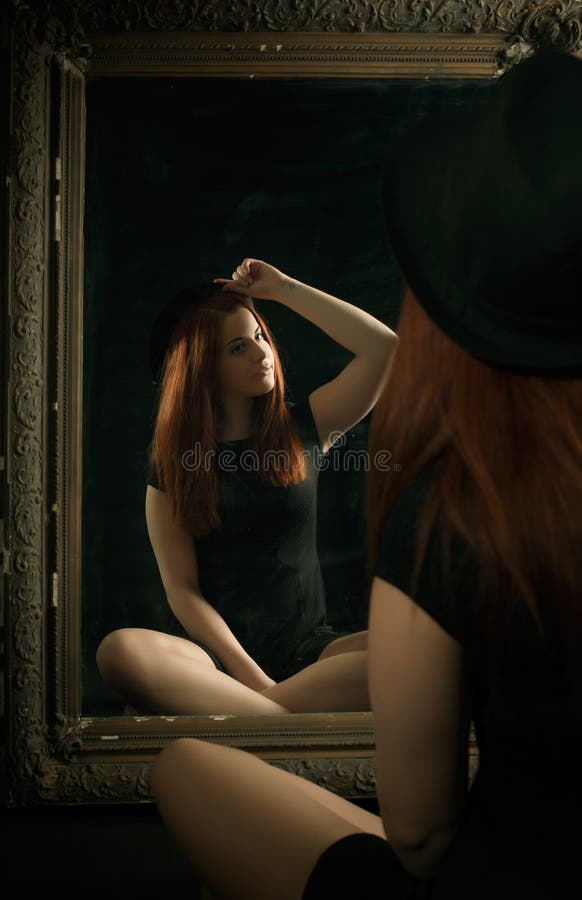Foto de Meninas No Espelho e mais fotos de stock de Espelho de Barbear -  Espelho de Barbear, Criança, Mulheres - iStock