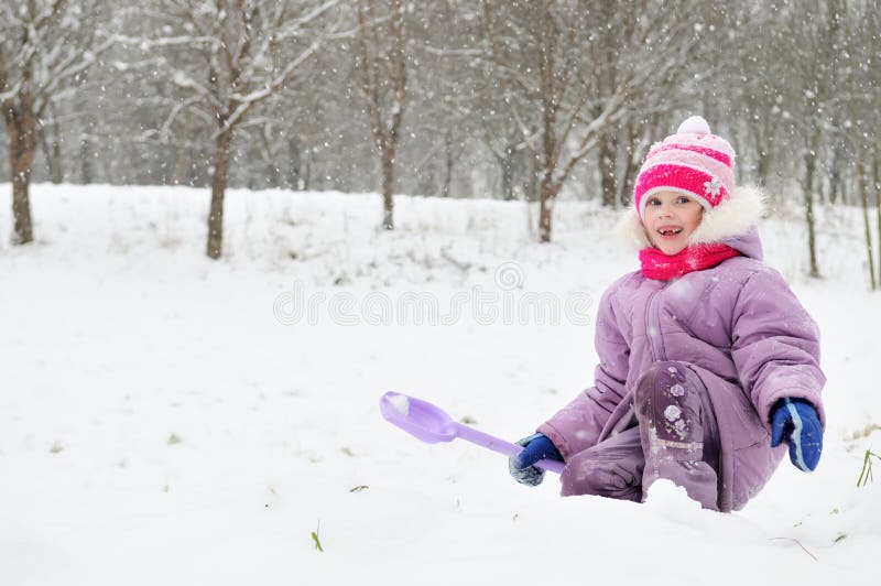 Menina no inverno nevado ao ar livre fotos de stock royalty free Menina no inverno nevado ao ar livre fotos de stock royalty free