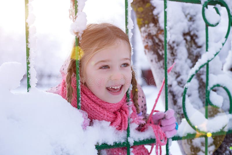 Menina no inverno no sol foto de stock royalty free Menina no inverno no sol foto de stock royalty free