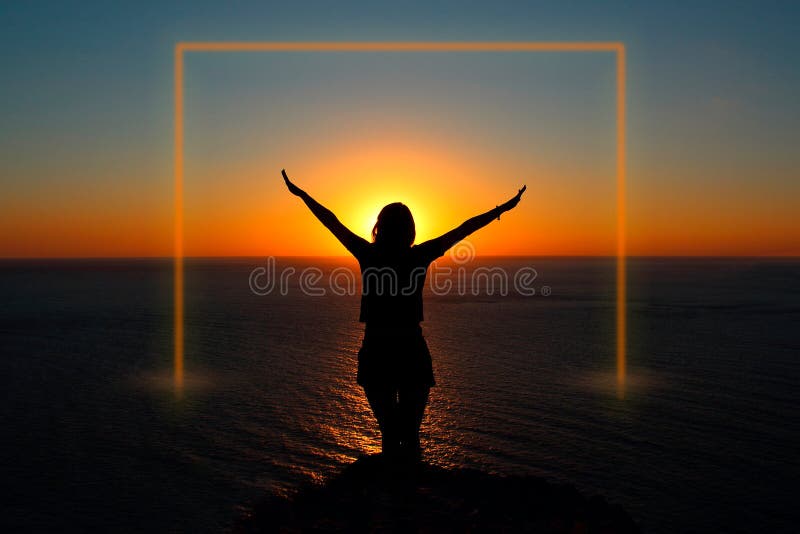 Menina no oceano no por do sol Quadro luminoso imagens de stock royalty free Menina no oceano no por do sol Quadro luminoso imagens de stock royalty free