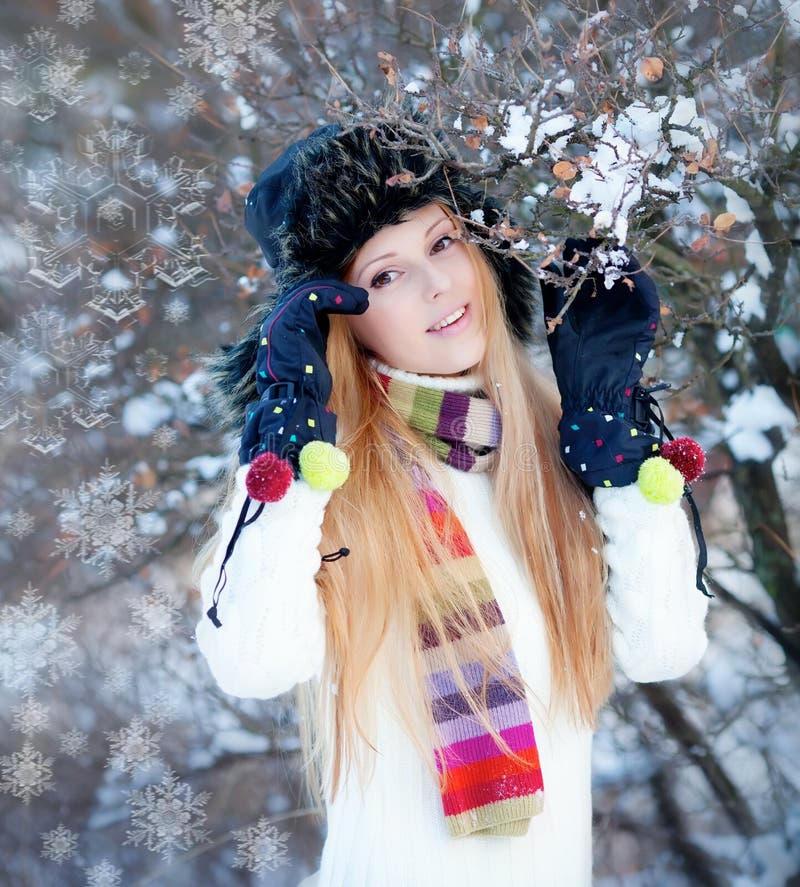 Menina no parque do inverno fotografia de stock Menina no parque do inverno fotografia de stock