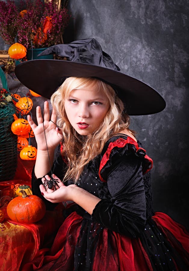 Feliz Pai E Filha De Família Em Fantasias De Halloween Com Jaqueira  Brilhando Celebrando Todos Os Hallows Antes De Casa Imagem de Stock -  Imagem de pirata, filha: 232433781