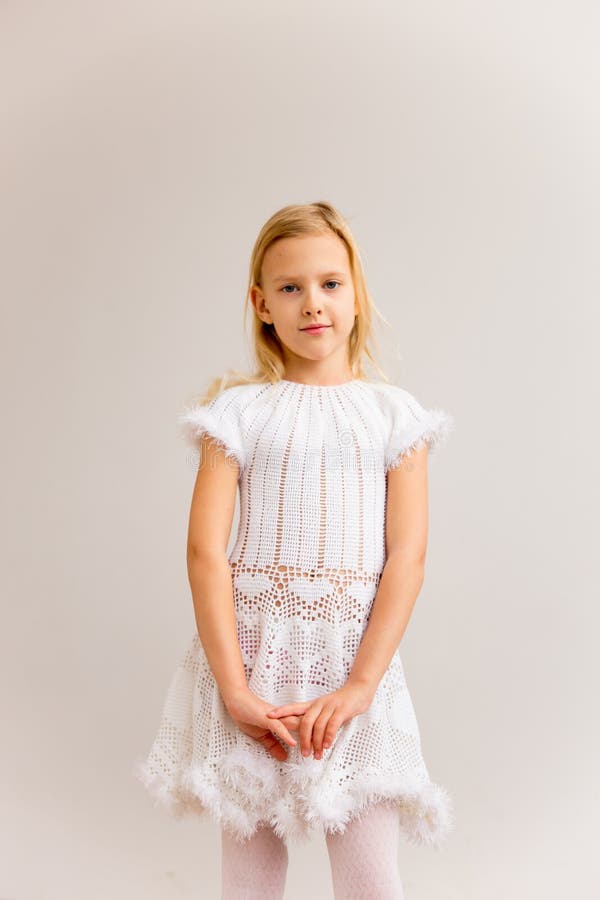 Menina no traje do anjo foto de stock royalty free