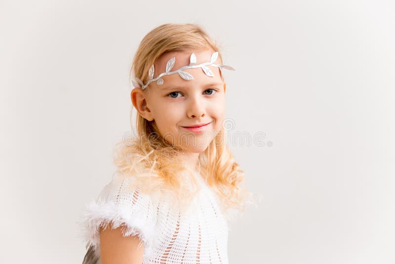 Menina no traje do anjo imagem de stock