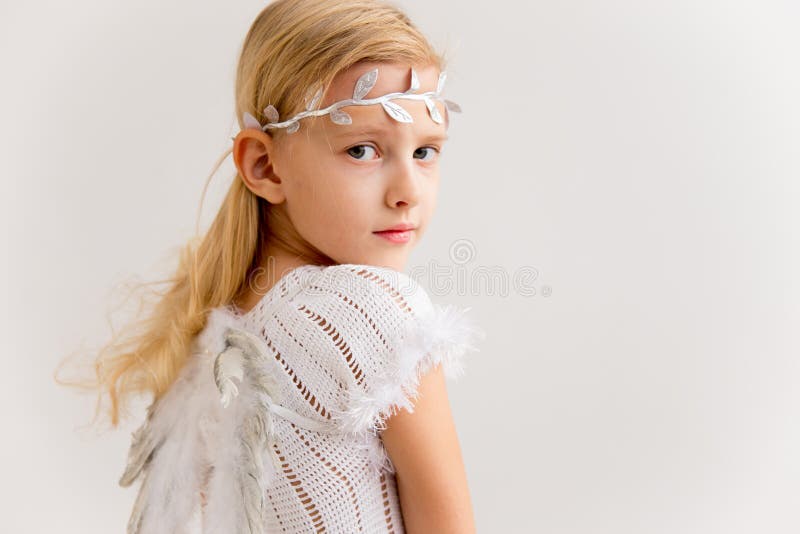 Menina no traje do anjo imagens de stock