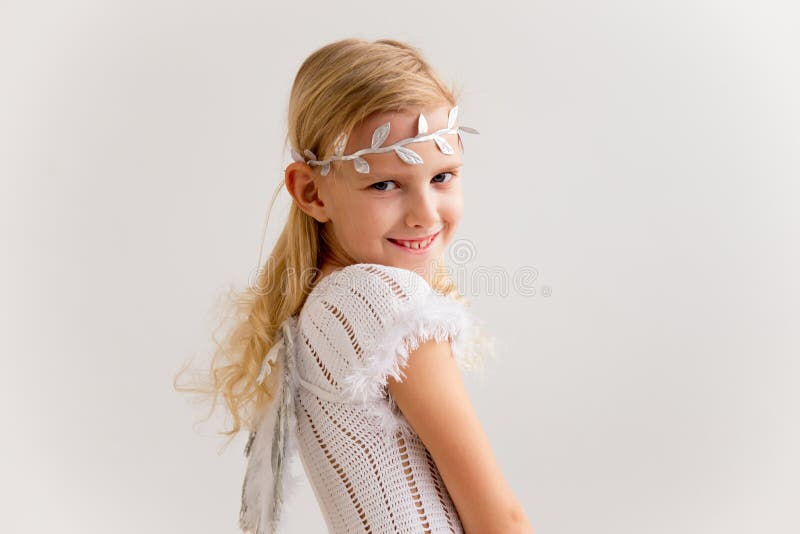 Menina no traje do anjo imagem de stock royalty free