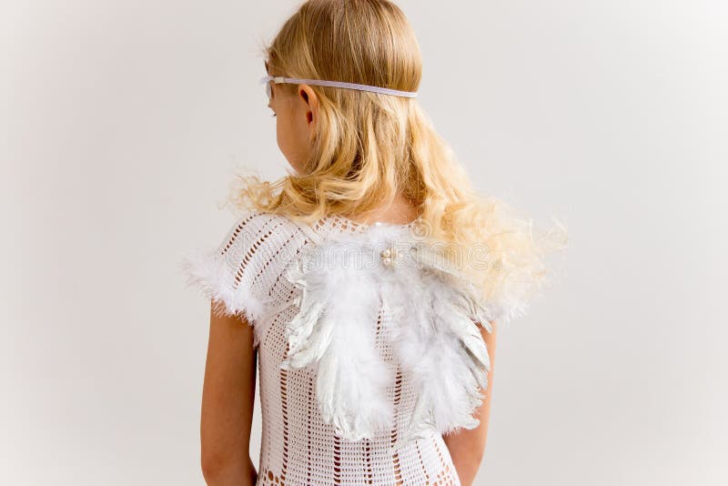 Menina no traje do anjo fotografia de stock royalty free