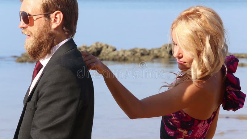 a menina no vestido com curva flerta jogos do guitarrista na praia