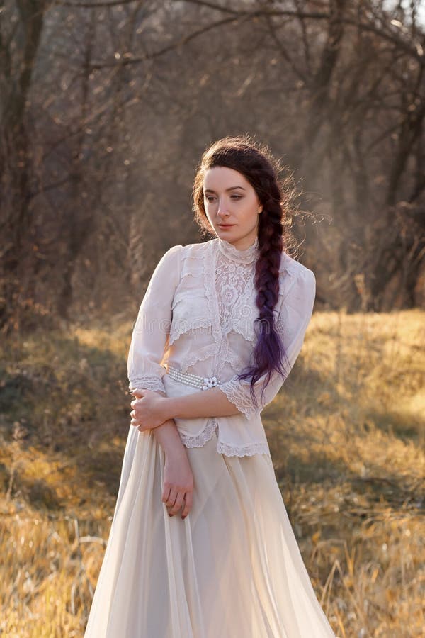 Menina no vestido do vintage imagens de stock