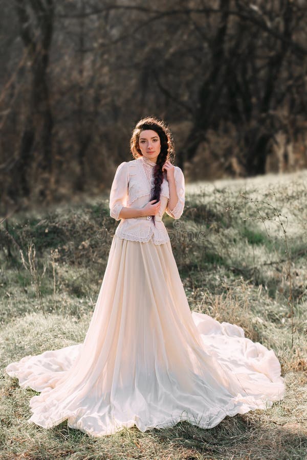 Menina no vestido do vintage imagens de stock royalty free