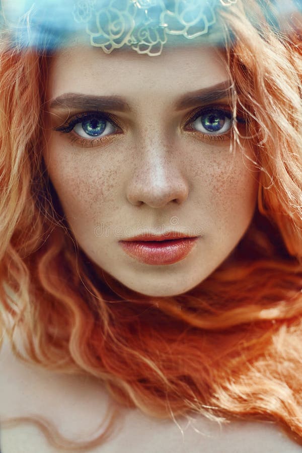 Menina norueguesa do ruivo bonito com olhos e as sardas grandes na cara no retrato da floresta do close up da mulher do ruivo na imagens de stock royalty free Menina norueguesa do ruivo bonito com olhos e as sardas grandes na cara no retrato da floresta do close up da mulher do ruivo na imagens de stock royalty free