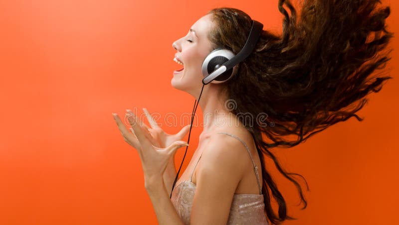 Rapariga com auscultadores imagens de stock royalty free