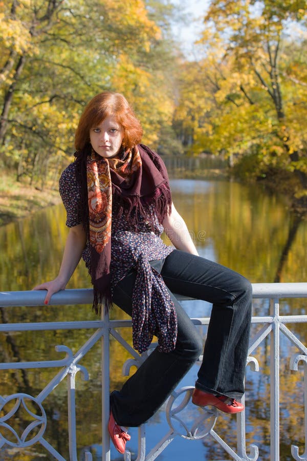 Menina nos trilhos da ponte fotografia de stock