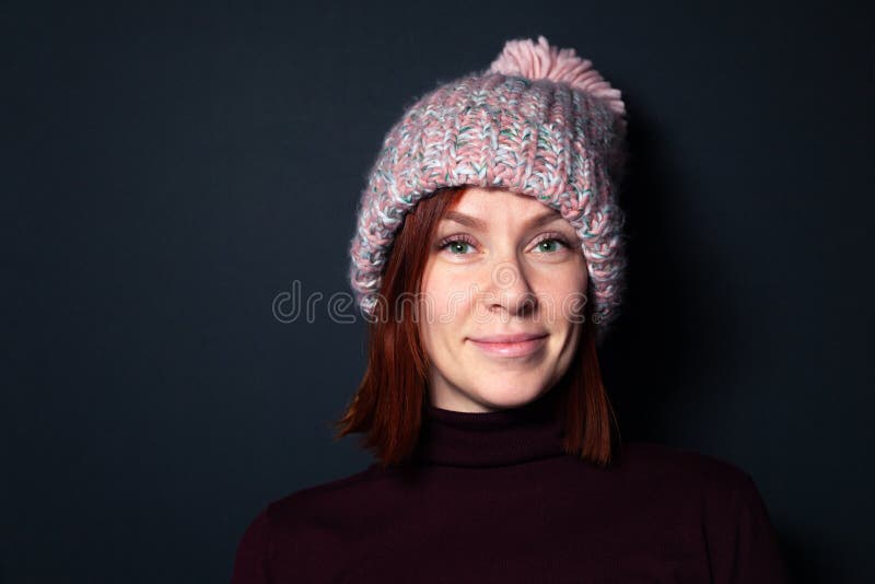 Menina nova bonita do ruivo em uma camiseta roxa e em um knitte cor-de-rosa fotos de stock Menina nova bonita do ruivo em uma camiseta roxa e em um knitte cor-de-rosa fotos de stock