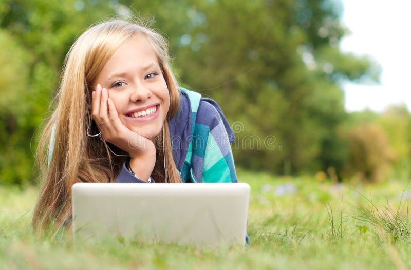 Garota Feliz Sentada Na Grama Verde Com Laptop. Iniciar. Jogo De Computador  Infantil. De Volta à Escola. Educação Online Imagem de Stock - Imagem de  laptop, surpreendido: 196903861