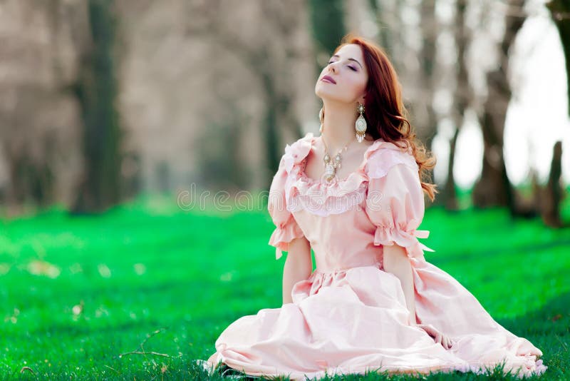 Menina nova do redheadd no vestido do estilo do victorian imagens de stock royalty free Menina nova do redheadd no vestido do estilo do victorian imagens de stock royalty free