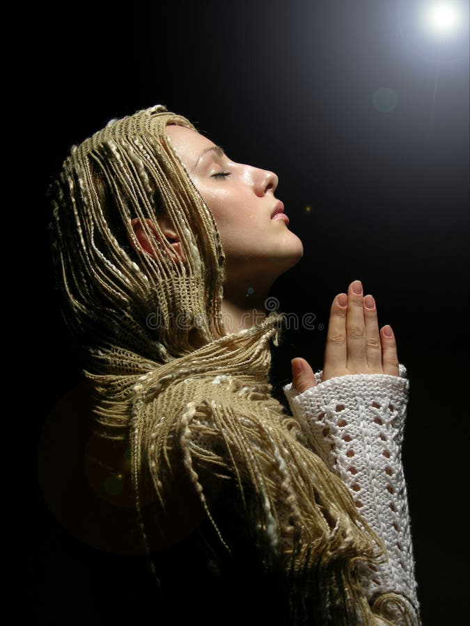 Menina nova e bonita que praying 2 imagem de stock Menina nova e bonita que praying 2 imagem de stock