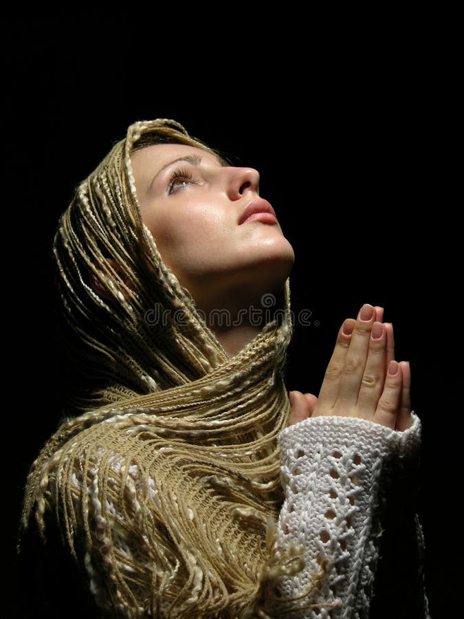 Menina nova e bonita que praying com olhos abertos fotos de stock Menina nova e bonita que praying com olhos abertos fotos de stock