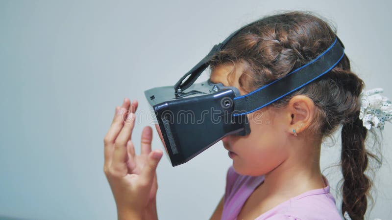 Realidade Virtual. Jovem Menina Em óculos 3d Assiste Vídeo 360 Sonho.  Assistir Ao Gadget De Jogos Online. Garota Virtual Filme - Vídeo de  textura, feliz: 221730784