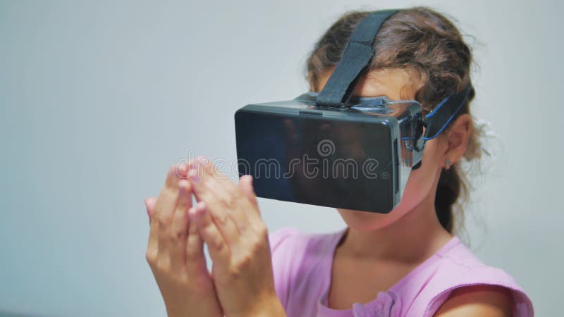 Realidade Virtual. Jovem Menina Em óculos 3d Assiste Vídeo 360 Sonho.  Assistir Ao Gadget De Jogos Online. Garota Virtual Filme - Vídeo de  textura, feliz: 221730784