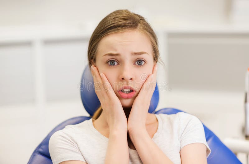 Menina paciente assustado e terrificada na clínica dental fotos de stock Menina paciente assustado e terrificada na clínica dental fotos de stock