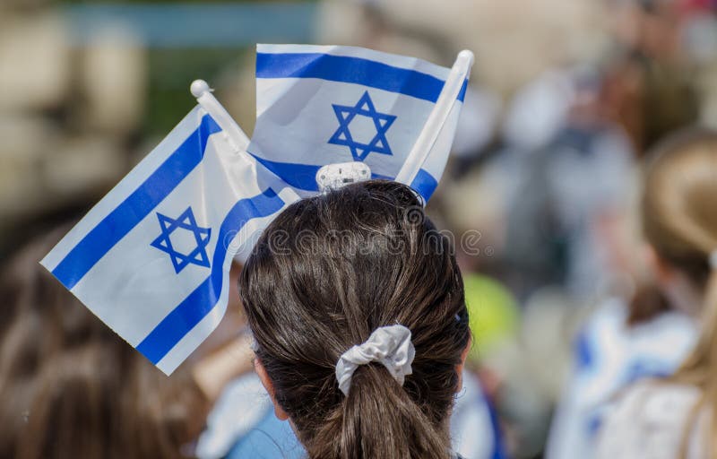 A menina patriótica com a bandeira israelita na cabeça comemora o dia de Israel Independence fotografia de stock royalty free A menina patriótica com a bandeira israelita na cabeça comemora o dia de Israel Independence fotografia de stock royalty free