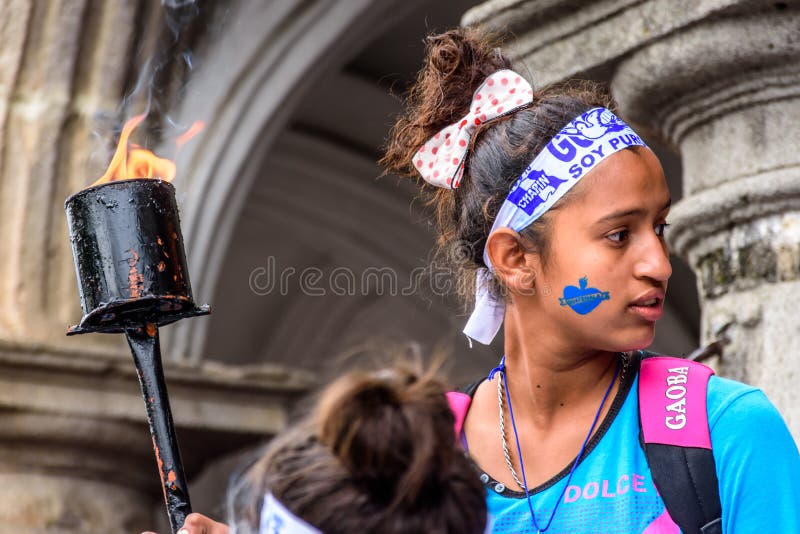 Menina patriótica com tocha, Dia da Independência, Antígua, Guatemala imagens de stock Menina patriótica com tocha, Dia da Independência, Antígua, Guatemala imagens de stock