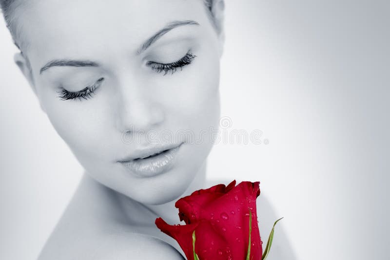 A menina pensativa com um vermelho levantou-se fotografia de stock royalty free A menina pensativa com um vermelho levantou-se fotografia de stock royalty free