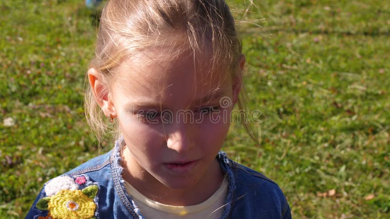 Menina pensativa do adolescente do retrato exterior o pensamento quem e os bordos cortantes perto acima