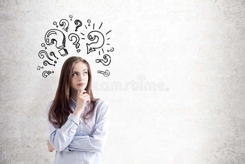 Rapariga pensativa e pontos de interrogação, concreto fotos de stock
