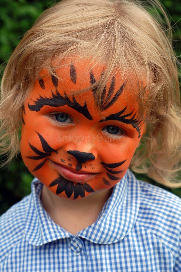 Menina pequena do tigre imagem de stock Menina pequena do tigre imagem de stock