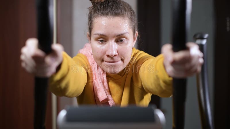 Menina triste porque perdeu durante os jogos online no computador. menina  sentada na cadeira de jogos. fim de jogo.