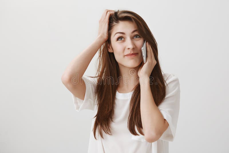 Mulher europeia jovem despreocupada e sonhadora com penteado