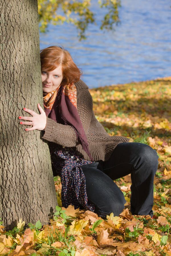 Menina perto da árvore fotos de stock royalty free