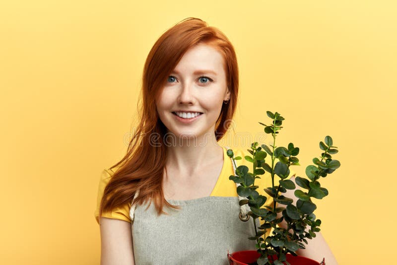 Menina positiva bonito que vende flores fotos de stock royalty free Menina positiva bonito que vende flores fotos de stock royalty free