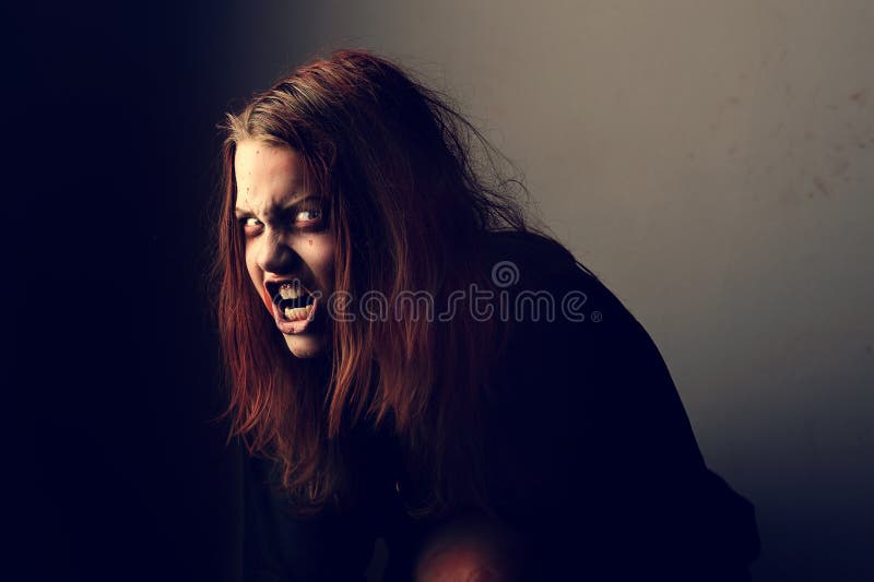 Menina Possuída Por Um Demônio Foto de Stock - Imagem de feio, demônio:  42629220